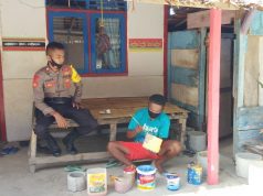 Sambangi Bapak Ampi Rupilu, Bhabinkamtibmas Waturu Ajak Untuk Patuhi Protokol Kesehatan Covid-19