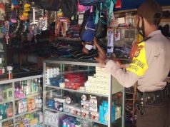 Bhabinkamtibmas Waturu Perimbangan Ops Yustisi Pendisiplinan Protokol Kesehatan dan Penularan Covid-19 Kepada Pemilik Usaha Kios Iman