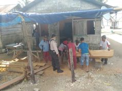 Bhabinkamtibmas Ilngei sambangi warga yang berduka berikan penghiburan seklaigus edukasi 4M