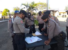 Personil Si TI Pol didampingi Propam Giat Pemeriksaan HT Personil Polres Kep. Tanimbar