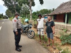 Sambangi warga yang hendak ke kebun, Bhabinkamtibmas Lorulun Ajak tidak membakar lahan