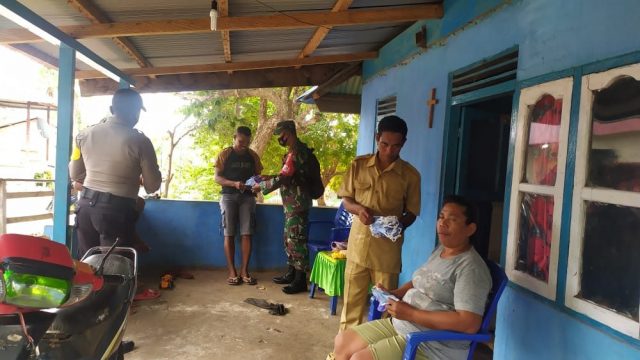 32. Bhabin Kabiarat__Bagi Masker