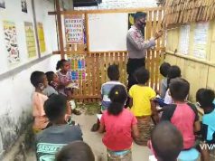 Buat Perpustakaan Mini sebagai tempat belajar, Bhabinkamtibmas Amdasa bertindak sebagai Guru ajarkan anak-anak usai Jam Sekolah