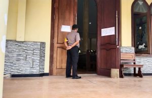 Misa pada Gereja St. Mathias Saumlaki mendapatkan Pengamanan Bhabinkamtibmas Kelurahan Saumlaki