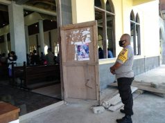 Amankan Misa di Gereja St. Paulus Bomaki, Bhabinkantibmas Bomaki Tetap Laksanakan Protokol Kesehatan.