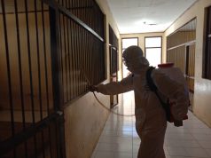 Personil Polres Kep. Tanimbar Giat penyemprotan cairan disinfektan pada ruang Tahanan Cegah Penyebaran Virus Covid-19