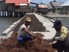 Laksanakan Baksos Kepada Bapak Suhardi Labobar, Bhabinkamtibmas Sampaikan Binluh AKB