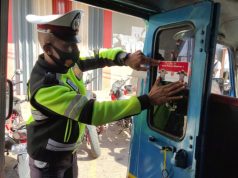 Usai Giat Olahraga bersama, Personil Polres Kep. Tanimbar Giat pemasangan Stiker himbauan Penggunaan Masker di sejumlah angkutan Umum di Kota Saumlaki