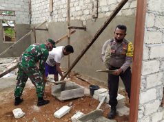 Giat Sinergitas Bhabinkamtibmas dan Babinsa Lermatang dalam Giat Sambang membantu warga mengerjakan Rumah