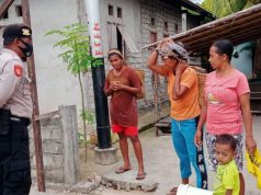 Temui Ibu-Ibu yang baru pulang Kebun, Bhabinkamtibmas Adodo Molu Giat Sosialisasi Prokes Covid-19
