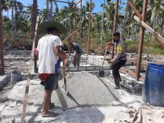 Bhabinkamtibmas Werain sambangi dan bantu warga bekerja, serta berikan himbauan Prokes Covid-19