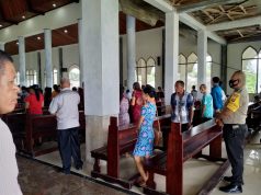 Bhabinkamtibmas Bomaki Ikuti dan Amankan Ibadah Misa Biasa Minggu ke-XXVI di Gereja St. Paulus Bomaki