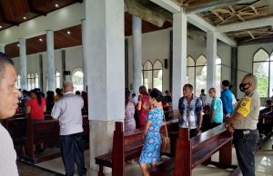 Bhabinkamtibmas Bomaki Ikuti dan Amankan Ibadah Misa Biasa Minggu ke-XXVI di Gereja St. Paulus Bomaki