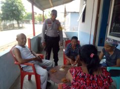 Sambangi Bapak Turnesen, Bhabinkamtibmas Latdalam Sampaikan Terkait Penyakit Masyarakat