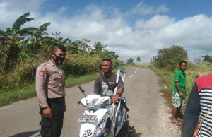Bhabinkamtibmas Sangliat Krawain Laksanakan Giat Edukasi, Sosialisasi Dan Pendisiplinan Protokol Kesehatan Covid-19 Kepada Warga Desa