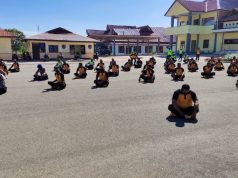 Tingkatkan anti body personil, Waka Polres Kep. Tanimbar pimpin Giat Berjemur di bawah sinar matahari pagi selama 12 menit