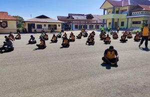 Tingkatkan anti body personil, Waka Polres Kep. Tanimbar pimpin Giat Berjemur di bawah sinar matahari pagi selama 12 menit