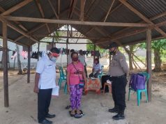 P.S Kanit Bimas, Bhabinkamtibmas Adaut dan Pegawai Puskesmas Adaut Laksanakan Pemeriksaan Terhadap Kesehatan Lansia di Desa