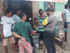 Bhabinkamtibmas Adaut Laksanakan Patroli dan Menertibkan Warga yang Tidak Laksanakan Protokol Kesehatan Covid-19