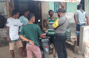 Bhabinkamtibmas Adaut Laksanakan Patroli dan Menertibkan Warga yang Tidak Laksanakan Protokol Kesehatan Covid-19