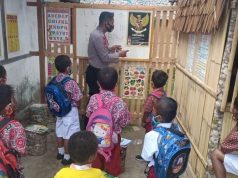 Cerdaskan Anak Bangsa, Bhabinkamtibmas Amdasa Giat Perpustakaan Mini di Desa