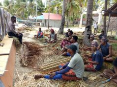 Giat Sambang Bhabinkamtibmas Werain kepada warga di Pantai dan sampaikan AKB