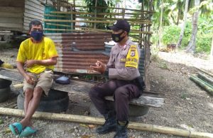 Kunjungi Bapak Enosibus Liburseran, Bhabinkamtibmas Kabiarat Sampaikan Arahan Edukasi, Sosialisasi dan Himbauan Pendisiplinan Protokol Kesehatan Covid-19 dan AKB