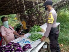 Bhabinkamtibmas Sambangi Warga Desa yang Berjualan Sayur-Mayur dan Sampaikan Binluh AKB