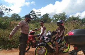 Bhabinkamtibmas Sangliat Krawain Laksanakan Giat Edukasi, Sosialisasi dan Pendisiplinan Protokol Kesehatan Covid-19 dan Sampaikan Pesan 4M