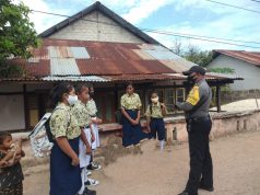 Patroli Sambang, Bhabinkamtibmas Adaut Sampaikan Pesan Kamtibmas dan Protokol Kesehatan Covid-19