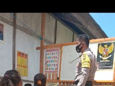 Laksanakan Program Belajar di Perpustakaan Wilitabun, Bhabinkamtibmas Amdasa Tetap Sampaikan Himbauan Protokol Kesehatan