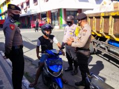 Bhabinkamtibmas Kelurahan Saumlaki Bersama Personil Gabungan Sat Polres Kep. Tanimbar, Laksanakan Giat Perimbangan Operasi Yustisi Penegakan Hukum Protokol Kesehatan