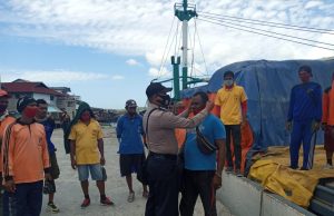 P.S. Kanit Binmas Polsek Tanut Giat Patroli Ops Yustisi Protokol Kesehatan Kepada Para Buruh Pelabuhan