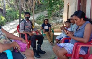Sambangi Warga Desa, Bhabinkamtibmas Lelingluan Sampaikan Binluh AKB