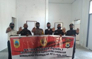 Bhabinkamtimas Sifnana Sosialisasikan Perpres Nomor 87 Tahun 2016 tentang Satgas Saber Pungli Kepada Securiti Pasar Omele Desa Sifnana