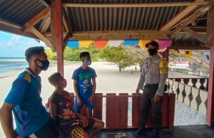 Sambangi Pemuda, Bhabinkamtibmas Matakus Sampaikan Arahan Edukasi, Sosialisasi dan Himbauan Protokol Kesehatan Covid-19 dan AKB