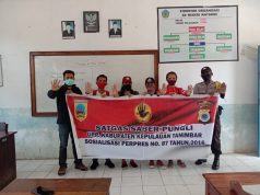 Kepada Guru Honorer SD Negeri 1 Matakus, Bhabinkamtibmas Matakus Sosialisasikan Satgas Saber Pungli