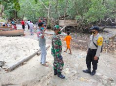 Bhabinkamtibmas Bersama Babinsa Wowonda Amankan Relokasi Kandang Ternak Babi Warga Desa