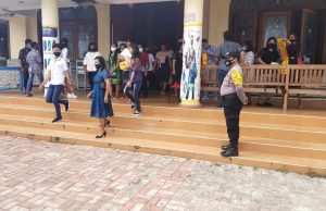 Bhabinkamtibmas Kelurahan Saumlaki Amankan Misa Biasa Minggu Ke-XXVII di Gereja St. Mathias Saumlaki