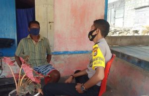 Sambangi Bapak Karel Labobar, Bhabinkamtibmas Waturu Laksanakan Giat Perimbangan Operasi Yustisi Protokol Kesehatan Covid-19