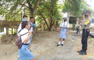 Sambangi Siswa/Siswi SMA, Bhabinkamtibmas Waturu Laksanakan Giat Perimbangan Ops Yustisi Pendisiplinan Protokol Kesehatan Covid-19