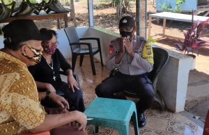 Sambangi Bapak Poli Rngkore, Bhabinkamtibmas Olilit Barat himbau Patuhi Prokes