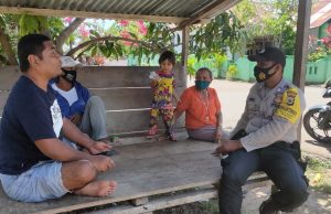 Sambangi Warga, Bhabinkamtibmas Olilit Barat Sampaikan Pesan 4 M