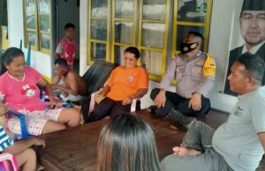 Sambangi Warga Desa, Bhabinkamtibmas Olilit Timur Himbau Penerapan Protokol Kesehatan Pencegahan Covid-19 dan Adaptasi Kebiasaan Baru Di Desa