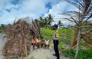 Bhabinkamtibmas Waturu Laksanakan Giat Patroli Roda Dua di Perkebunan Warga Desa.