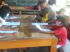 Sambangi Siswa/Siswi, Bhabinkamtibmas Wermatang Laksanakan Perimbangan Ops Yustisi pendisiplinan Protokol Kesehatan Covid-19
