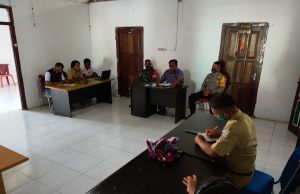 Bhabinkamtibmas Wowonda Hadiri dan Amankan Rapat Pemerintah Desa