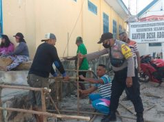 Bhabinkamtibmas Adaut Sambangi Pemdes yang Laksanakan Giat Kerja Bakti pada Kantor Desa Adaut dan Ingatkan Pesan Kamtibmas
