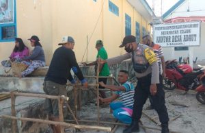 Bhabinkamtibmas Adaut Sambangi Pemdes yang Laksanakan Giat Kerja Bakti pada Kantor Desa Adaut dan Ingatkan Pesan Kamtibmas