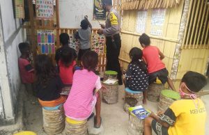 Bhabinkamtibmas Amdasa Laksanakan Program Belajar Mengajar dan Membaca Anak di Tengan Pandemi Covid-19